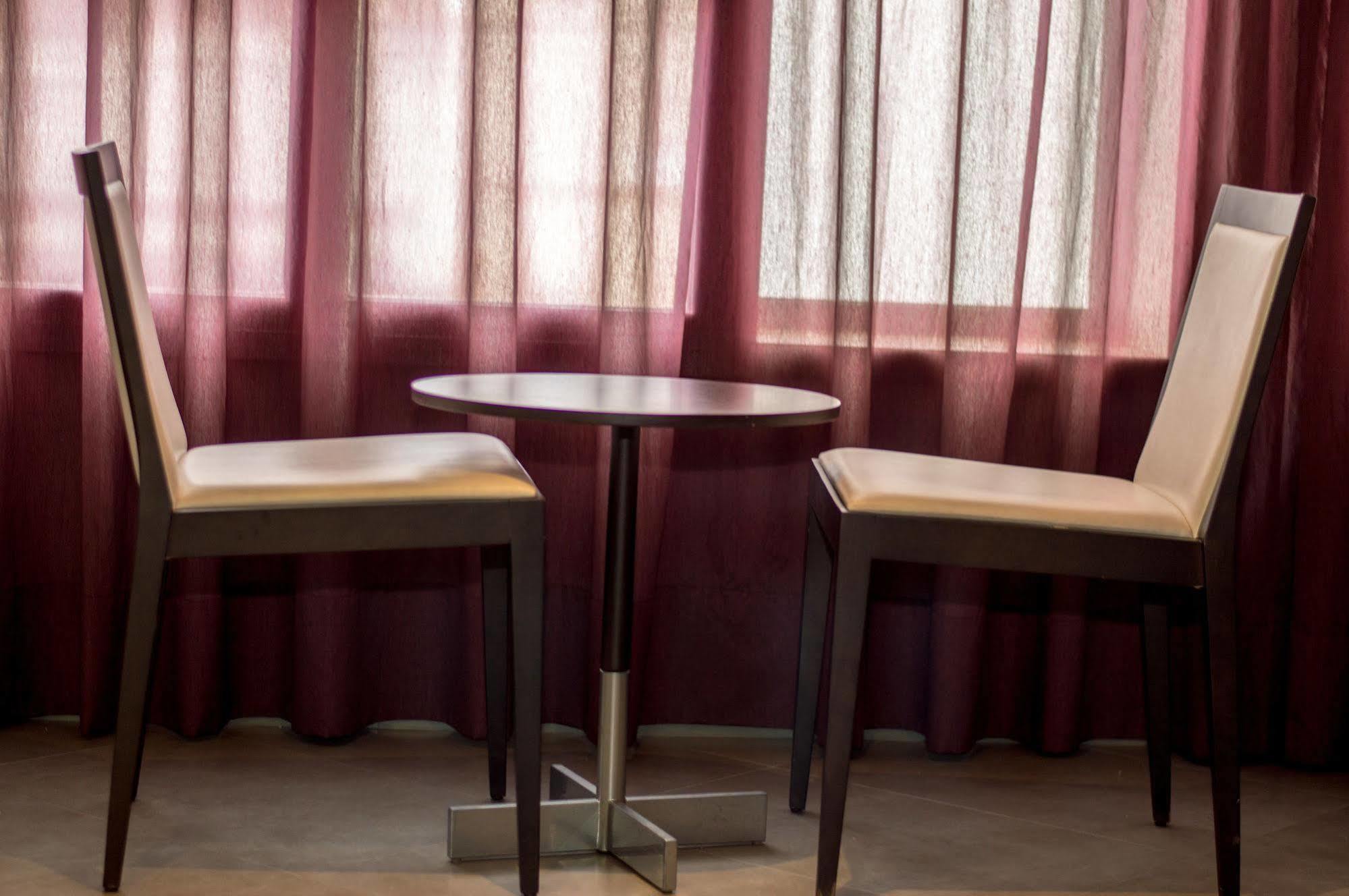 Hotel Madanis Liceo L'Hospitalet de Llobregat Luaran gambar